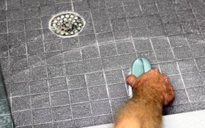 Comment nettoyer un receveur de douche antidérapant sans l’abîmer ?